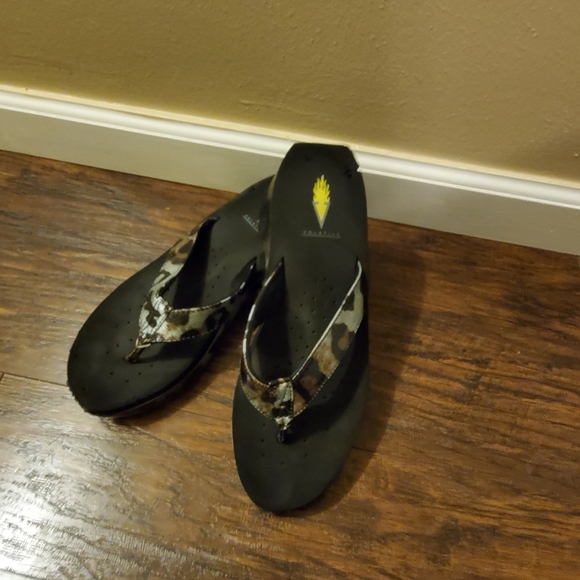 Volatile Wedge Thong  Cheetah Print Size 10 - Picture 7 of 7